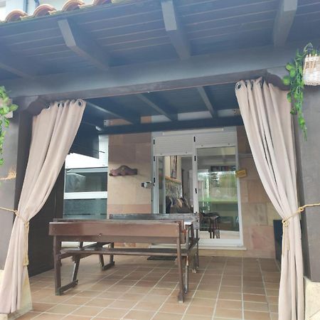 Chalet Bajo Con Jardin, Patio, Cenador Y Barbacoa. Viveda Bagian luar foto