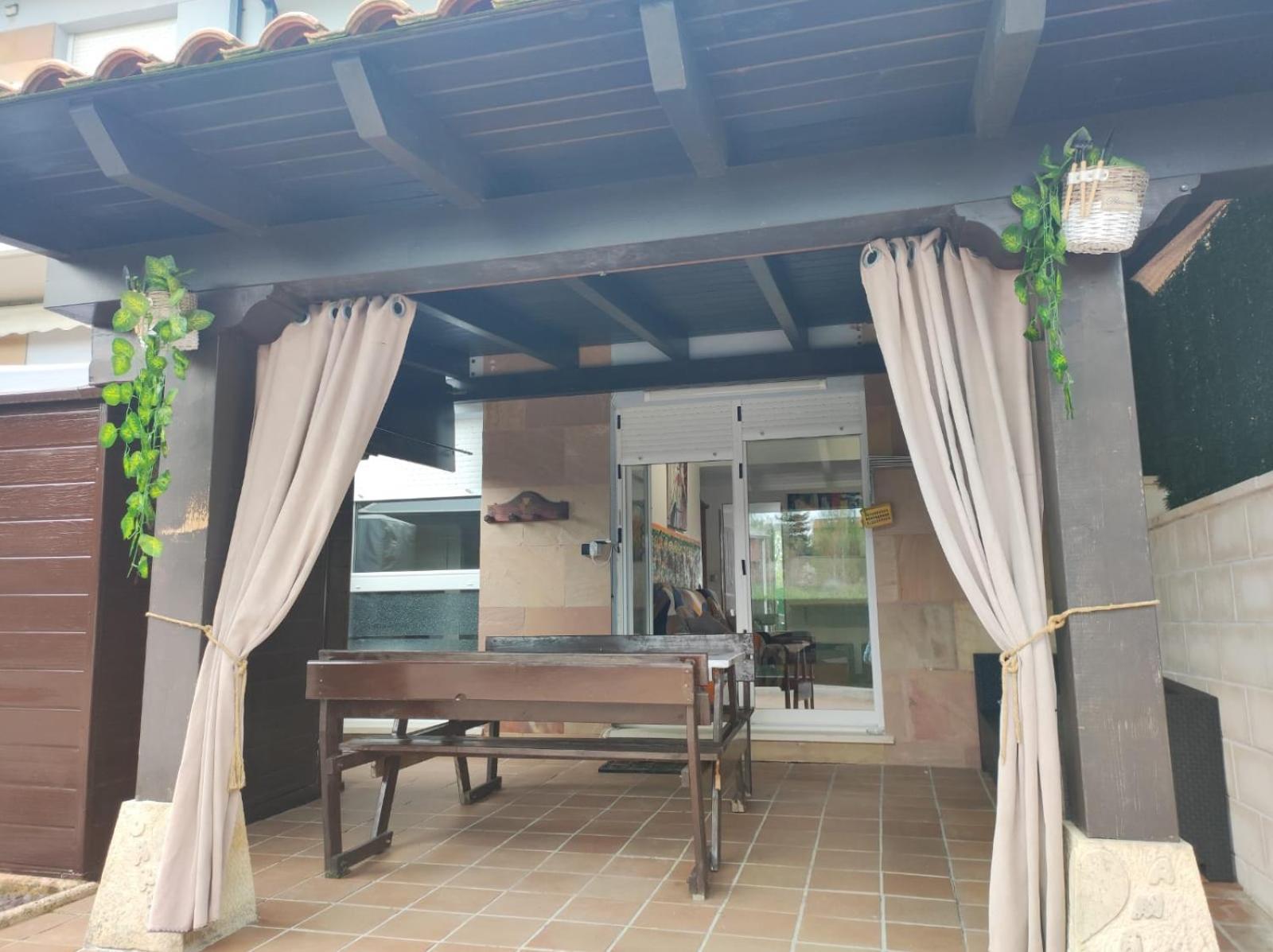 Chalet Bajo Con Jardin, Patio, Cenador Y Barbacoa. Viveda Bagian luar foto
